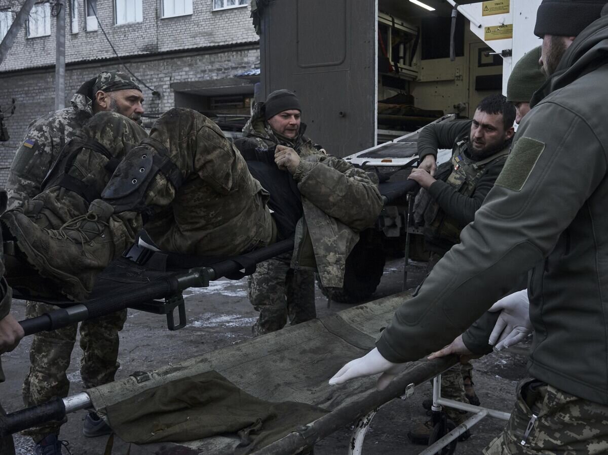    Раненый украинский военный© AP Photo / Libkos