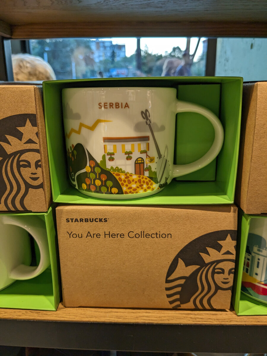 Фирменные кружки в сербском Старбаксе.