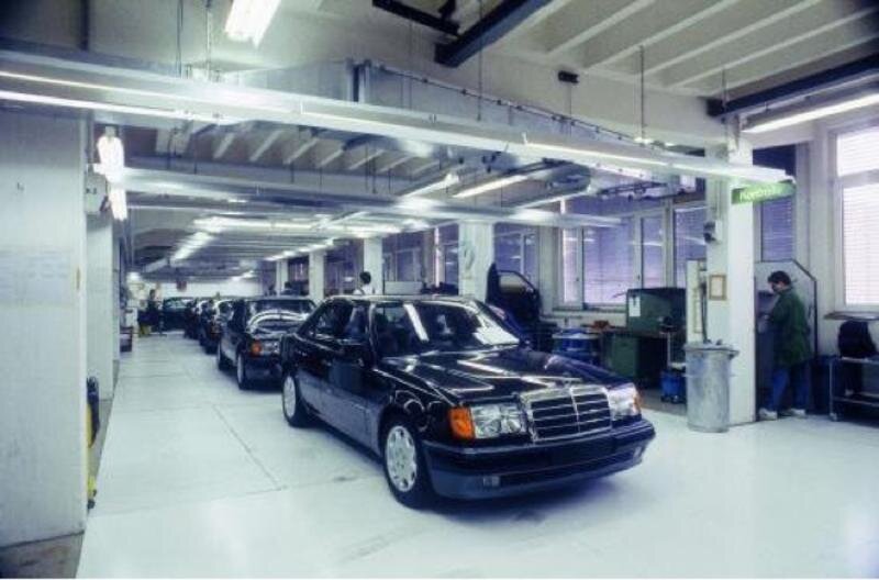 "Мерседес-Бенц-500Е" в цехах завода "Порше" в Цуффехаузене