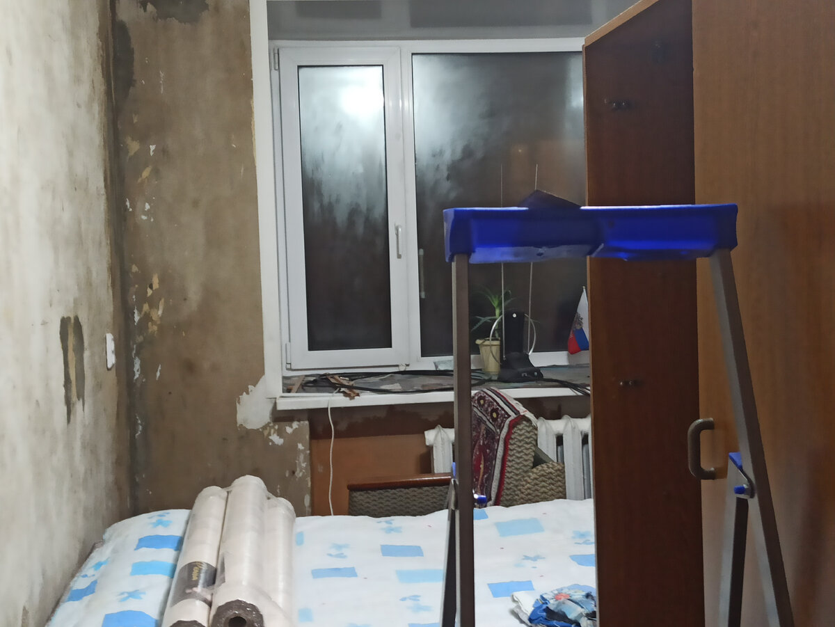 За три дня муж сумел лишь отодрать обои и загрунтовать стены...интересно,сколько будут они сохнуть?! Когда нам ремонтировали коридор,неделю стены не могли просохнуть! Мастер забегал несколько раз их ,,проведать",прежде,чем стал оклеивать.