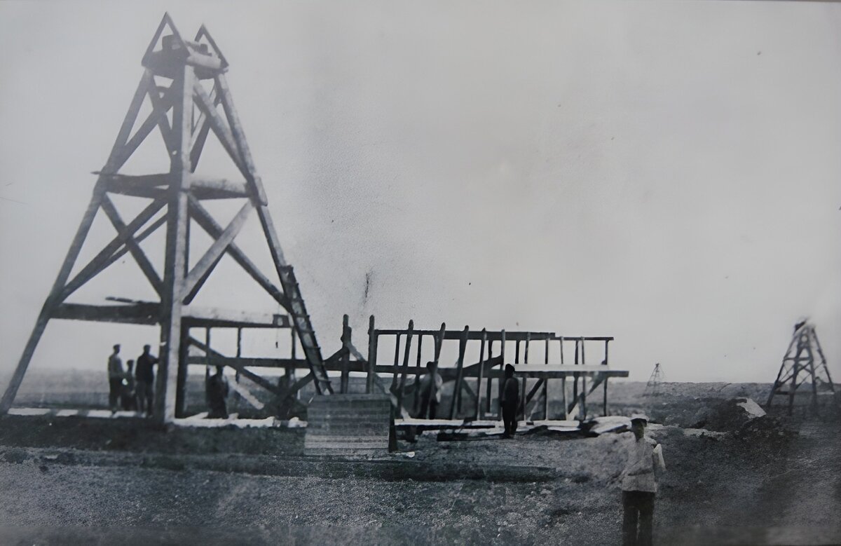 Сооружение буровой вышки, Курская область 1922 год. Ретрофото из открытых источников.