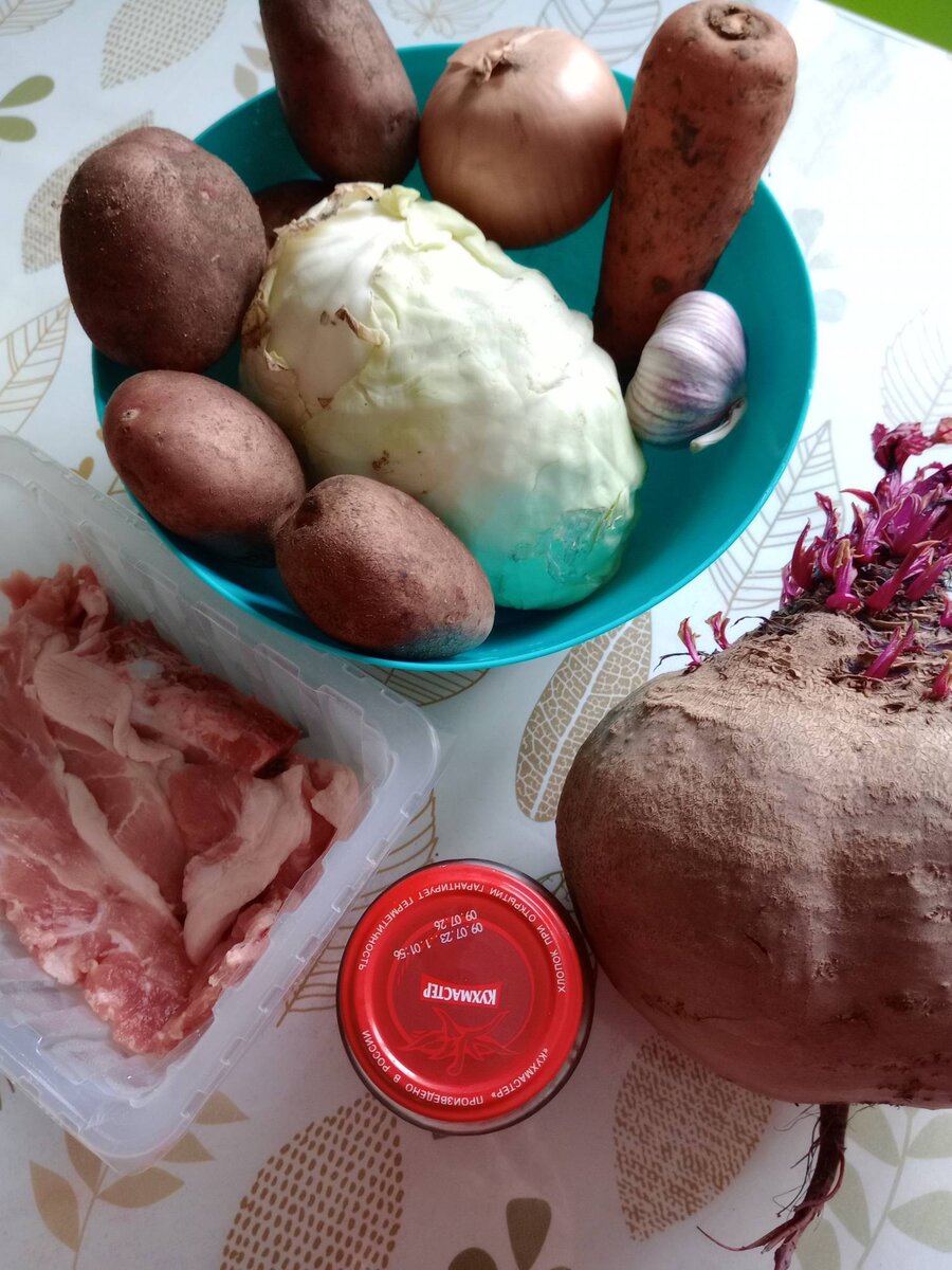 Продукты: 1.	Картофель – 4-5 штук.
2.	Капуста – 300 грамм.
3.	Свекла – 1 средняя.
4.	Лук – 1 штука.
5.	Морковь – 1 штука.
6.	Чеснок – 3-4 зубчика.
7.	Томатная паста – 2 столовых ложки.
8.	Соль, перец – по вкусу.
9.	Сахар – 1 столовая ложка.
10.	Уксус яблочный – 1 столовая ложка
11.	Лавровый лист – 2 штуки.
12.	Мясные косточки – для бульона.
13.	Масло подсолнечное – для жарки.
