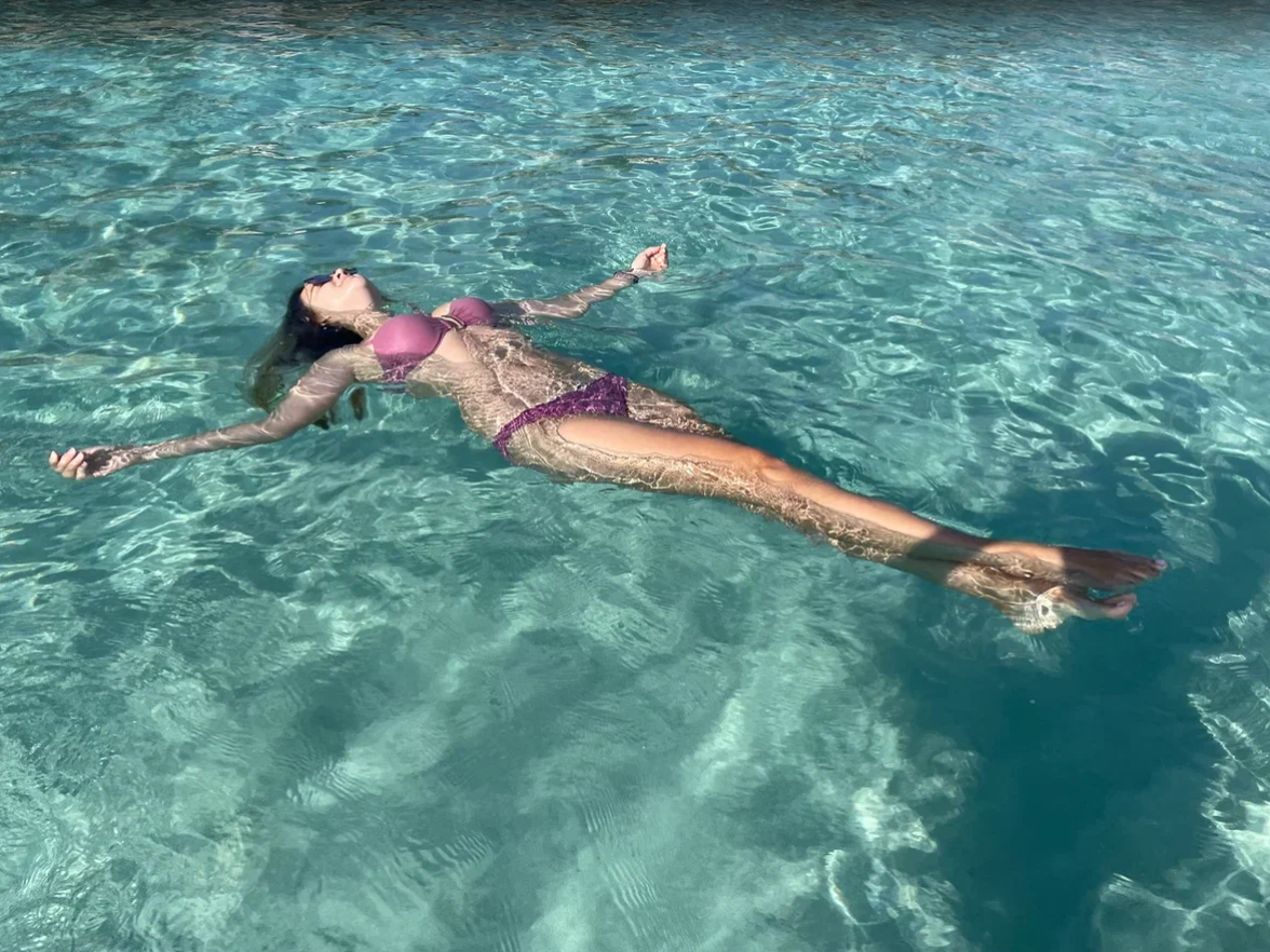 Это не бассейн. Это Нисси бич - самый известный пляж Кипра с белым песком и прозрачной водой