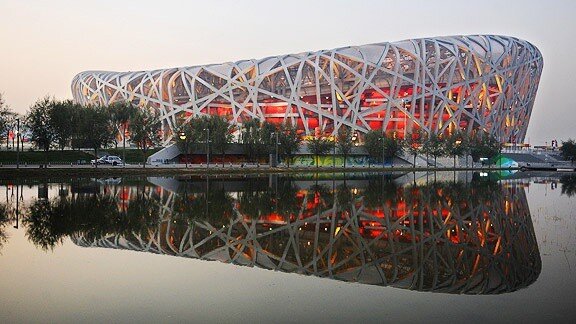 Стадион имеет достаточно интересный и необычный внешний вид. Трибуны стадиона находятся на бетонной «чаше». Вокруг этой «чаши» расположены 24 ферменные колонны, поверх которых находятся переплетения кривых металлических балок. В верхней части этой структуры между переплетением натянуты плёнки из этилентетрафторэтилена, это формирует верхнюю часть покрытия. В нижней же части покрытия использовался политетрафторэтилен. Эти два материала прозрачные, что даёт возможность проникать солнечному свету на трибуны, а также они очень лёгкие. Для строительства стадиона в Китае была разработана новая марка стали, которая отличается почти полным отсутствием сторонних примесей, что в некоторой степени усложняло сварку стальных элементов. Изначально было запланировано возвести стадион с раздвижным покрытием, которое бы полностью закрывало площадь поля.