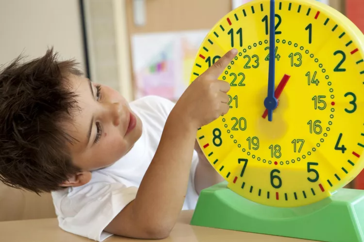 5 минут внимания. Часы для детей. Часы обучающие для детей. Ребенок с часами. Дети времени.