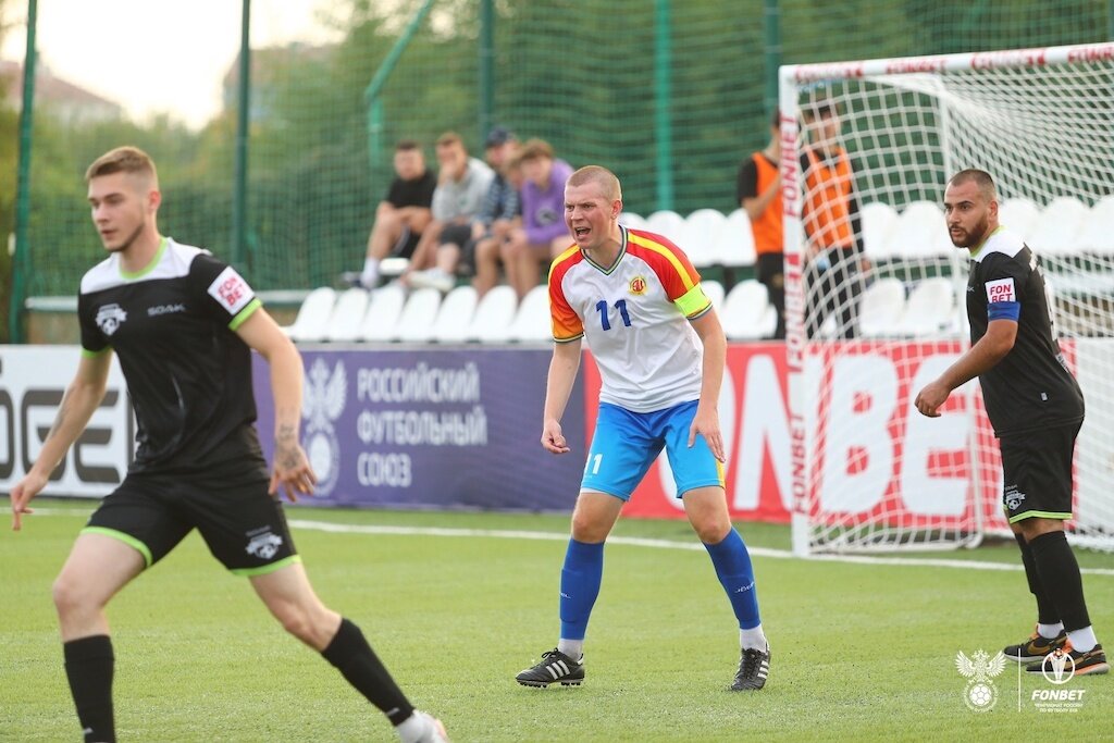 Дмитрий Ефремов (в центре)