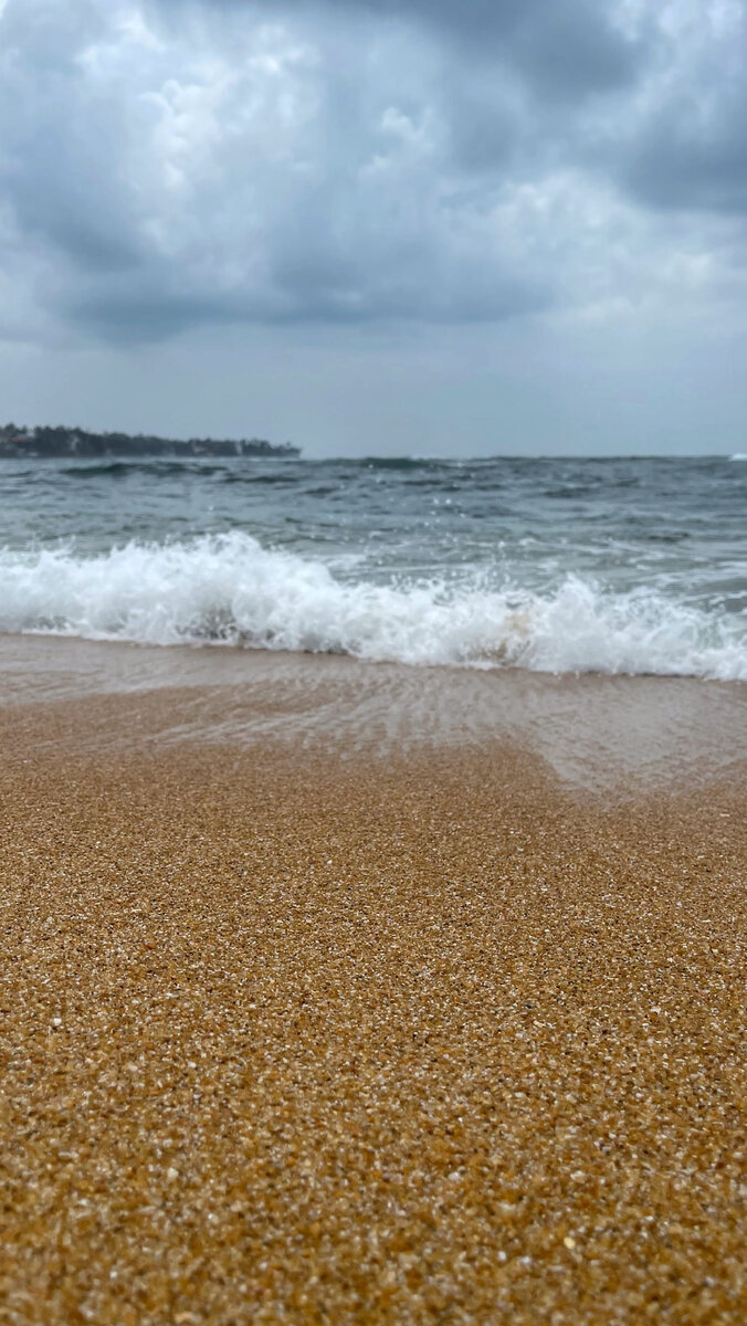 Ласковый пляж Унаватуна: песок и спокойный океан