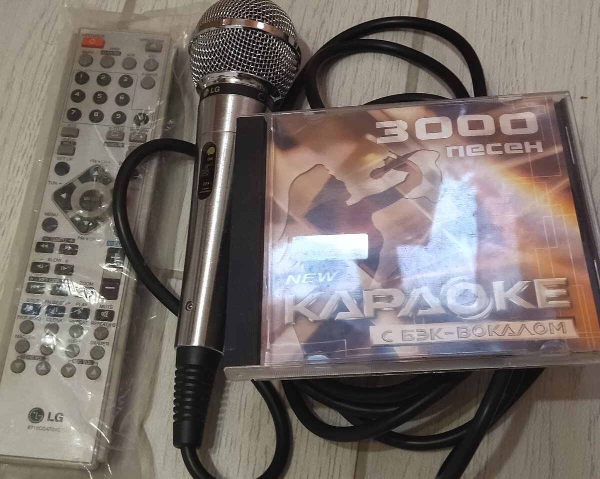 Пульт ДУ, микрофон и диск с песнями. 