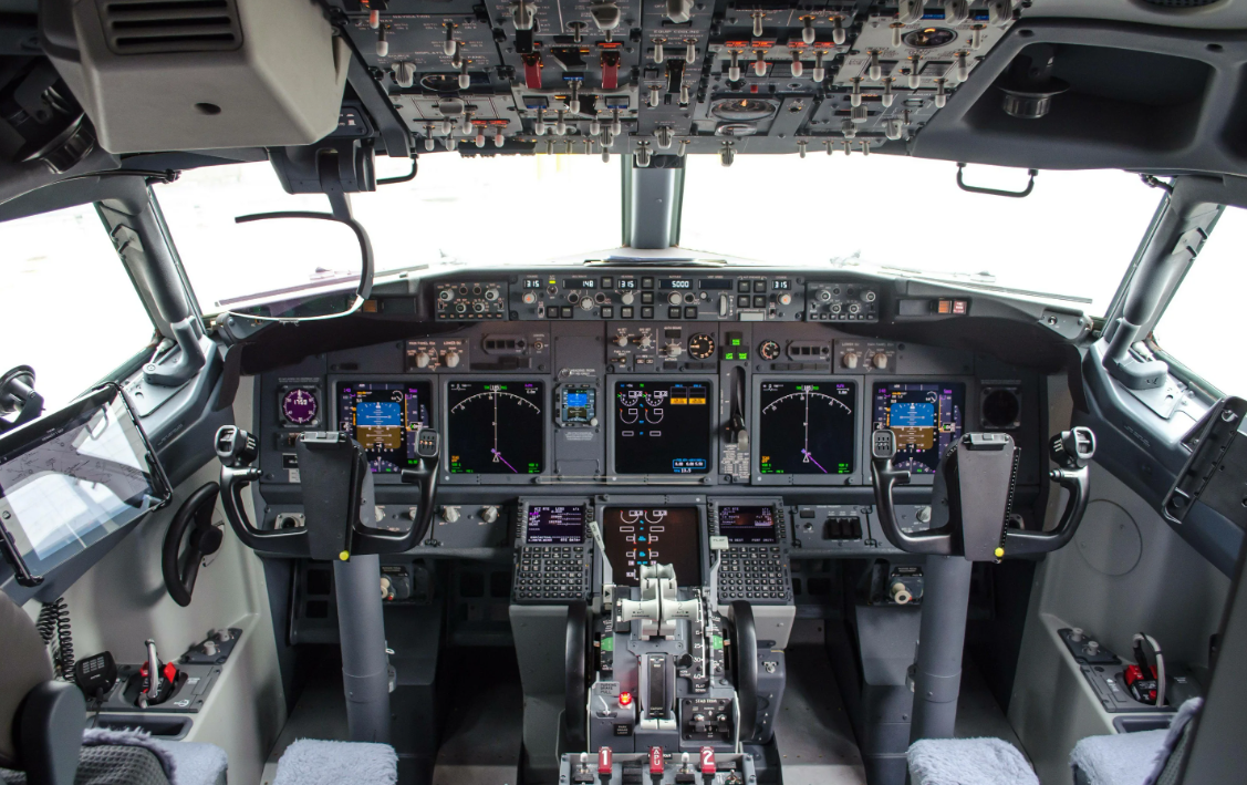 Управление самолетом москва. Кабина Боинг 737-800. Boeing 737-800 ng кабина. B737 Cockpit. Боинг 737-700 кабина.