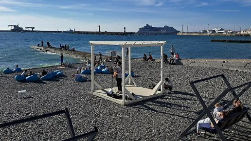 Люди на пляже загорают и купаются в чистой воде Закинфа, Наваджио