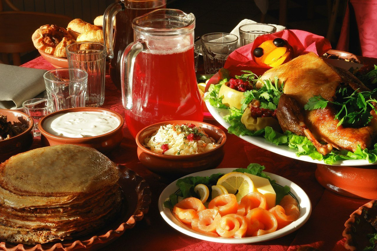 Стол накрытый для гостей. Фото с сайта mukaleidoscope.ru