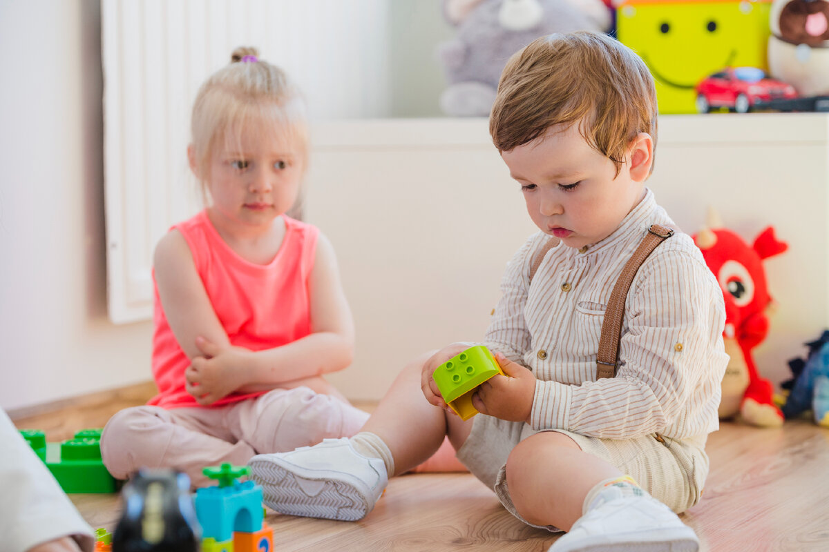 Ребенок 4 года не играет с детьми. Ребенок 4 года не играет с детьми. Ребенок в куче игрушек. Ребенок 4 года не играет с детьми. Ребенок год и 10 не делится игрушками.