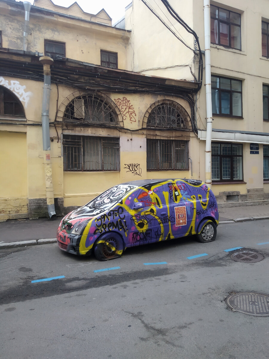 Машинка рядом со складом на Банковском