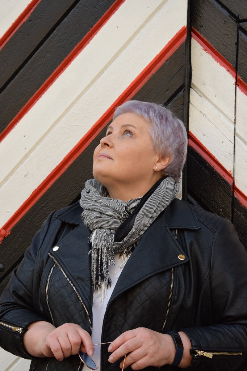 Это я,  подпирающая ворота в Петропавловскрй крепости. Фото, к сожалению, совсем не новое 😉