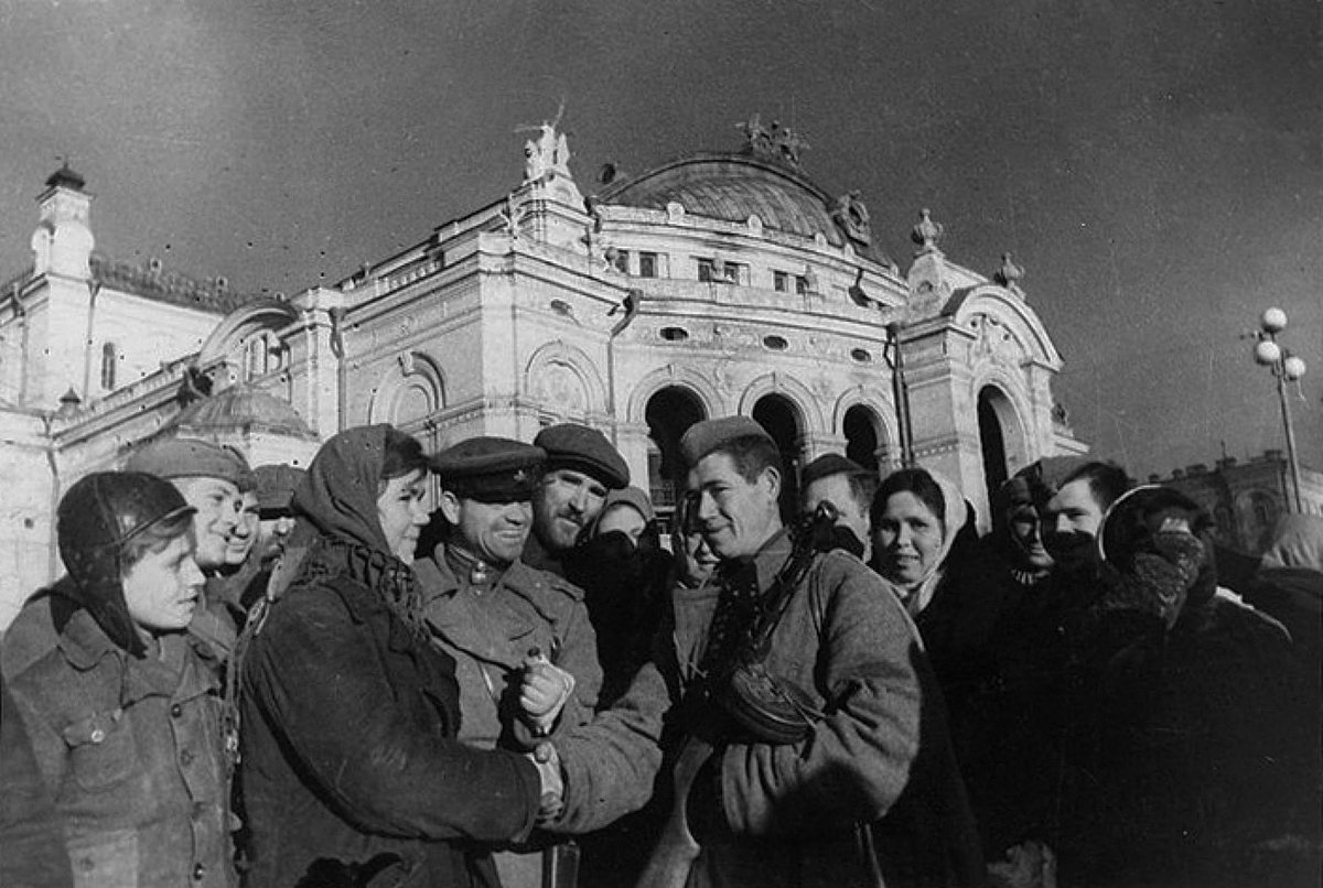 Когда освободили киев. Освобождение столицы Украины Киева (6 ноября 1943 г.). 6 Ноября 1943 г советские войска освободили Киев. 6 Ноября 1943 года освобождение Киева. Штурм Киева 1943.