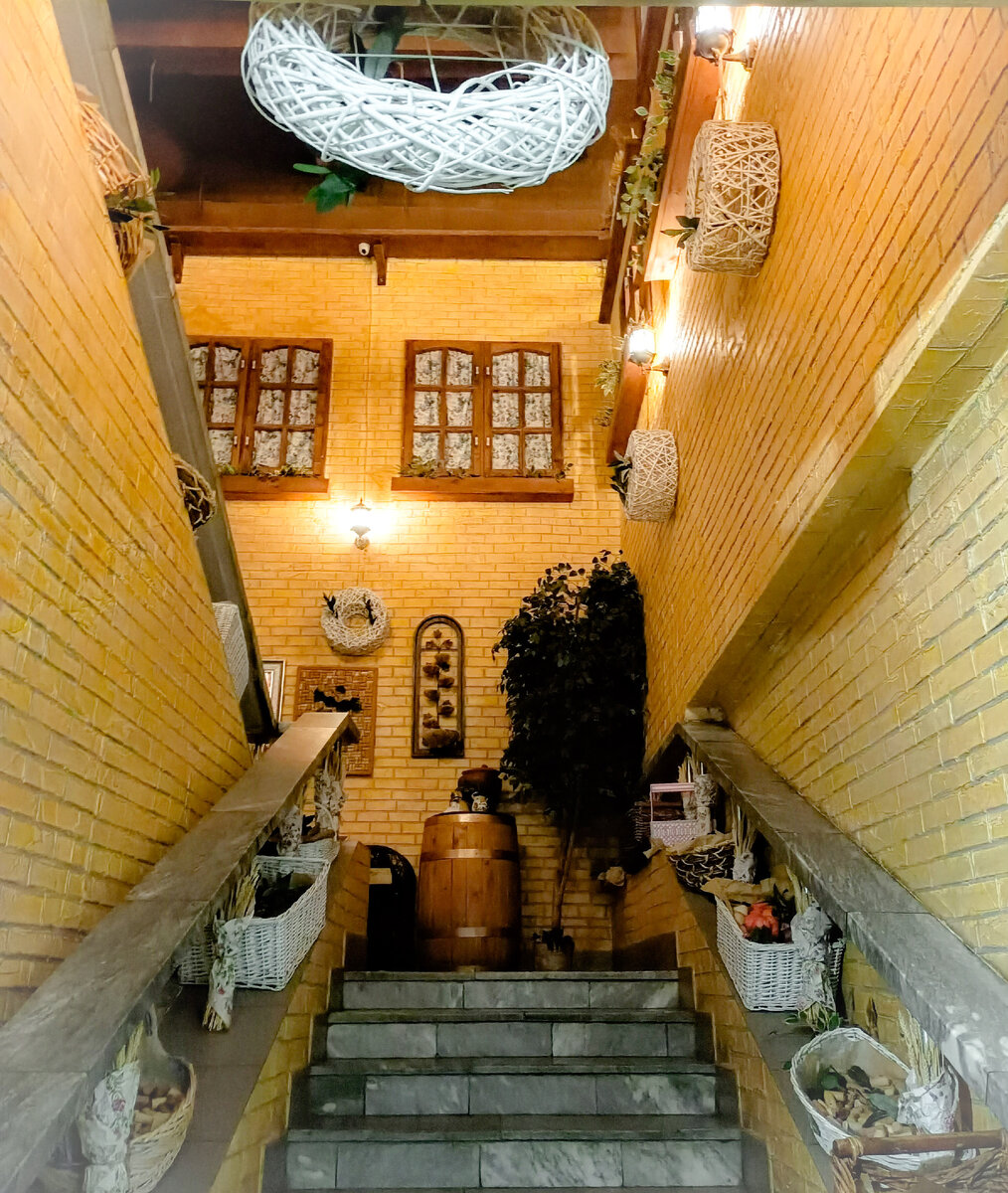 Пятничная посиделка после работы в мясном грузинском ресторане на ...