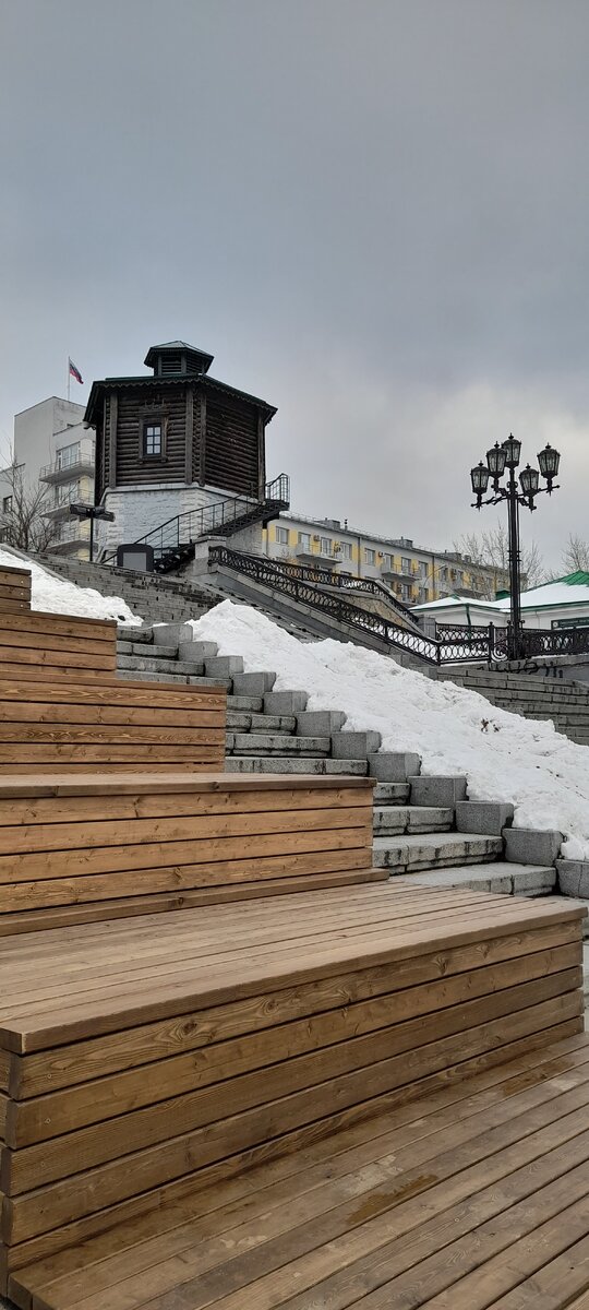 Деревянные ступени-скамейки, мне очень нравится сидеть на таких)