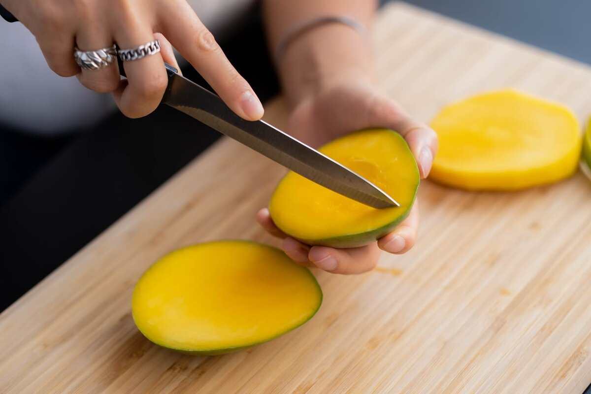 Порезать манго. Манго чем полезен этот фрукт. 11 Манго. Манго в руке. Манго польза как едят