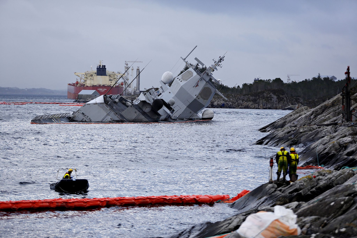 Потоплен корабль в крыму. Фрегат ВМС Норвегии f 313 Helge Ingstad. Фрегат Helge Ingstad затонул. Фрегат Норвегии Helge Ingstad. Фрегат НАТО затонул в Норвегии.