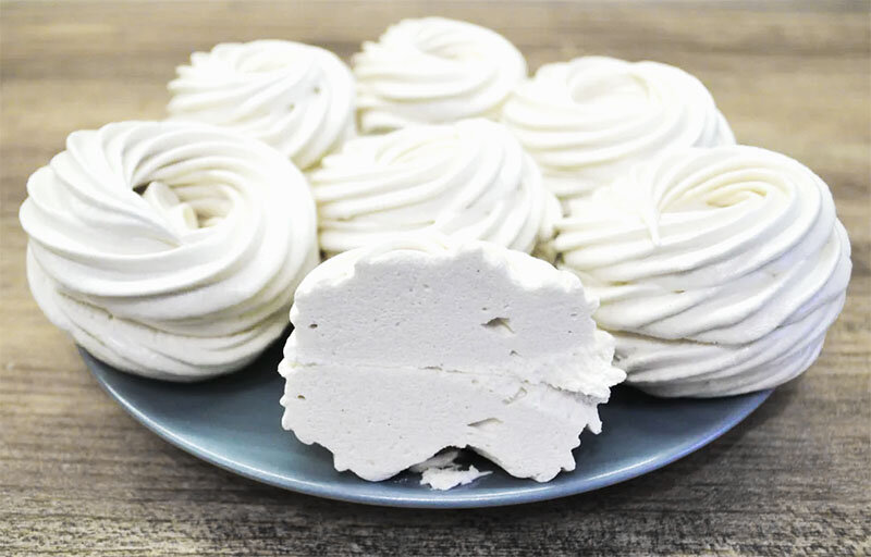 Я загорелась идеей зефира и вспомнила, что делала его в юности в режиме ручного взбивания, это было отдельное развлечение, потому что в рецепте указывалось взбивание вручную 20 минут, но к счастью, сейчас появилось такое чудо как хороший миксер, который делает основную, самую трудоёмкую работу за меня)))