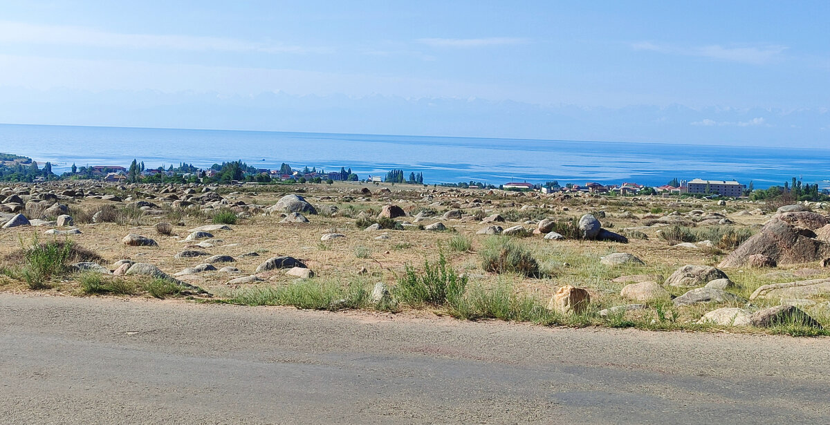 Сам музей огорожен забором. Но по ту сторону дороги точно такие же каменные глыбы тянутся к озеру