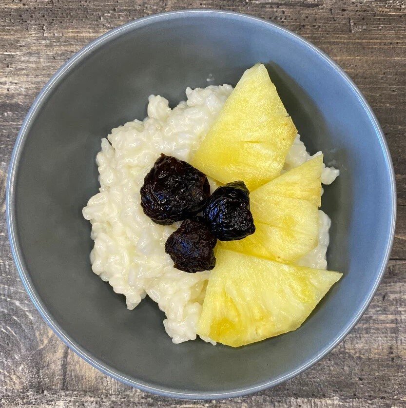 Подсоленная рисовая каша молоко/вода, чернослив залитый кипятком на 15 мин, ананас свежий.