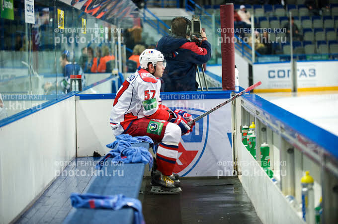 хоккеисты на скамейке запасных
