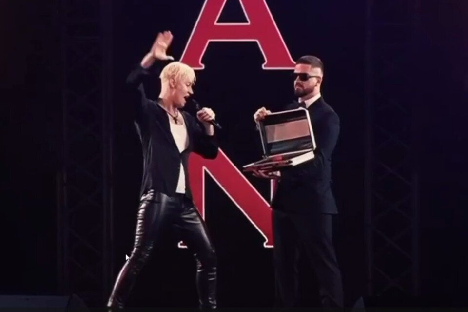 "Я Русский" - поёт певец Шаман.