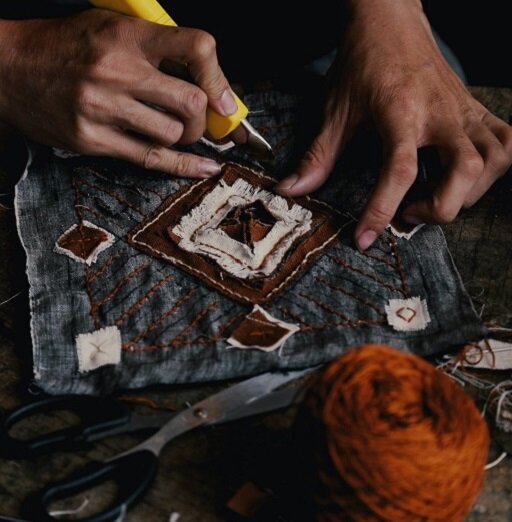 Что можно сшить из старых джинсов, используя аппликацию и квилтинг?