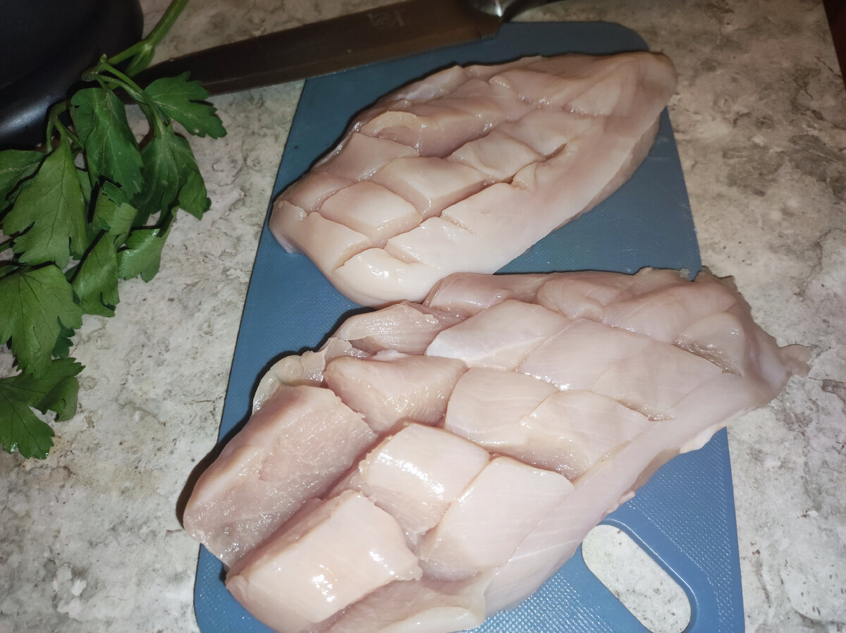 Нарезаем куриную грудку в виде сетки