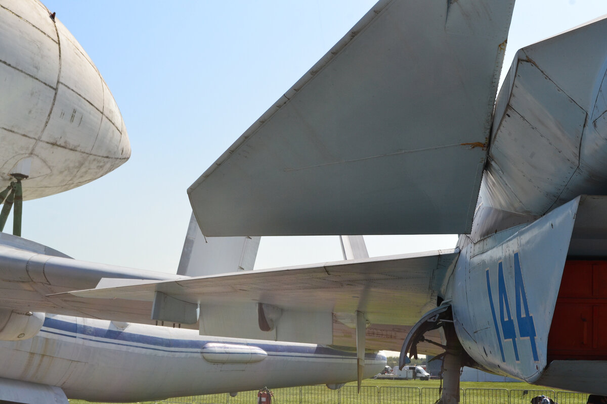 Обтекатель рулевой машины под консолью крыла самолетов 1-42 и 1-44. Фото: С.Г. Мороз