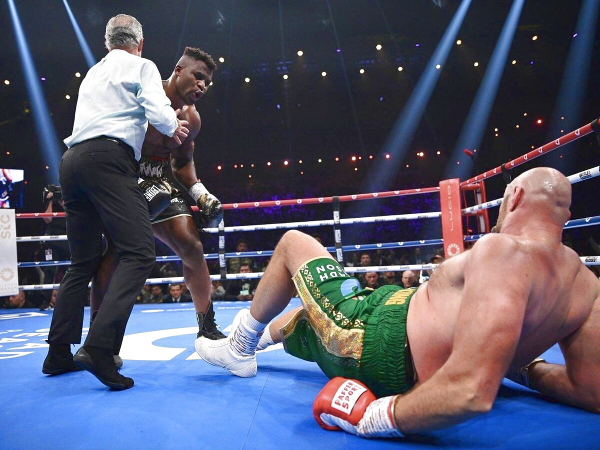 Фрэнсис Нганну и Тайсон Фьюри в третьем раунде
