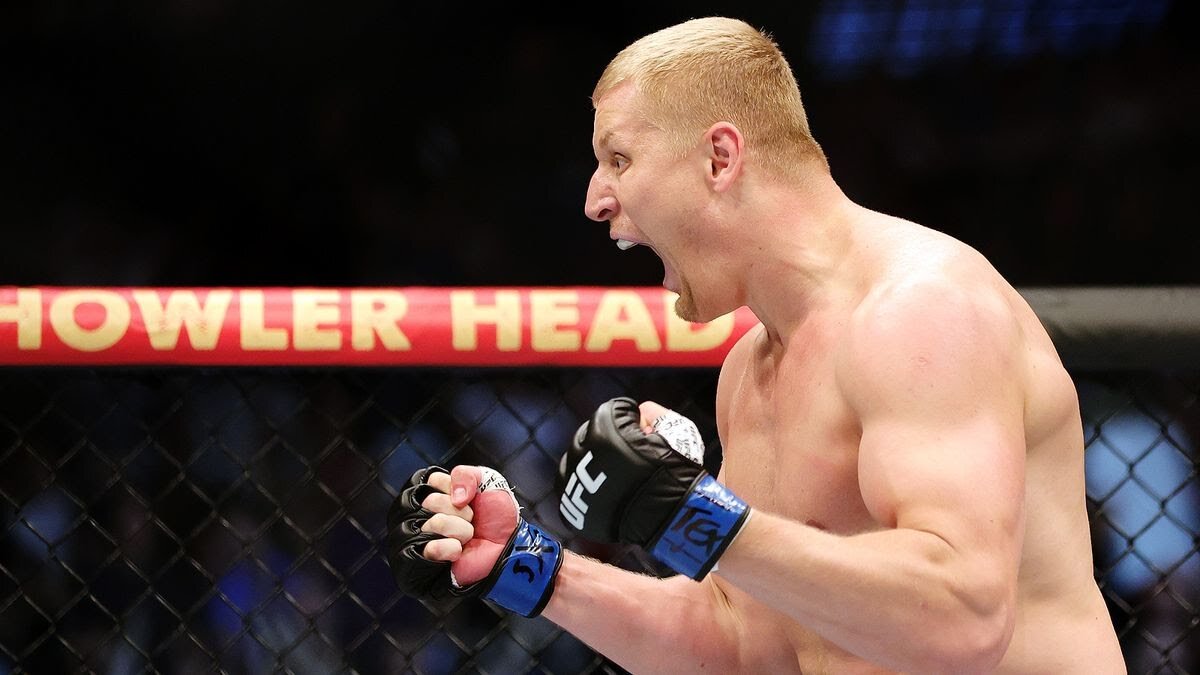 В ночь с 11 на 12 ноября в Нью-Йорке на арене «Мэдисон-сквер-гарден» состоится турнир UFC 295, где впервые за временный титул подерется тяжеловес из России — Сергей Павлович встретится с британцем Томом Аспиналлом. Рассказываем, когда и где смотреть прямую трансляцию турнира, какие коэффициенты дают букмекеры на противостояние Павловича и Аспиналла и какие прогнозы делают эксперты.