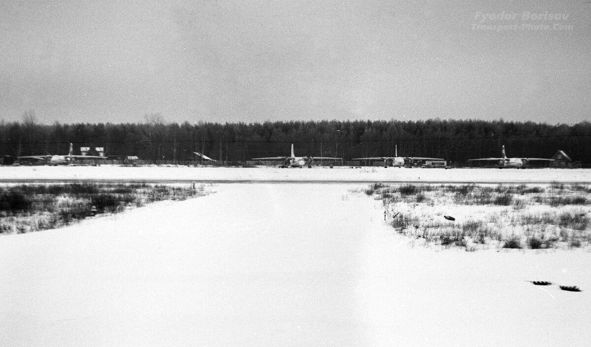 2. Ан-26-е кормили всё предприятие, постоянно возя куда-то разные грузы, три Ан-30 стояли. Ну и на неделе залетали к нам из Минска Ан-24 Белавиа, пролётом в Петрозаводск и Як-40 из Череповца и Вологды. КВС выходили из них с чемоданчиками и шли в бухгалтерию, расплачиваться наличными за посадку и стоянку. 