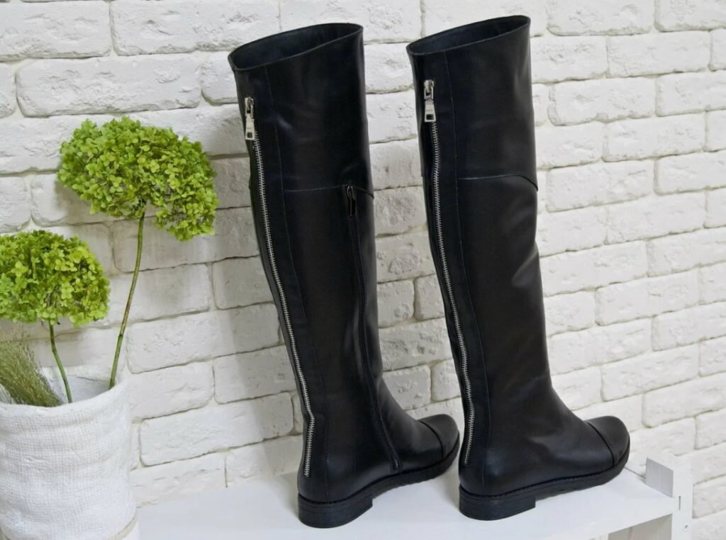 Черные сапоги трубы. Сапоги на плоской подошве с широким голенищем. Сапоги трубы коричневые. Сапоги трубы nando muzi. Сапоги без молнии.