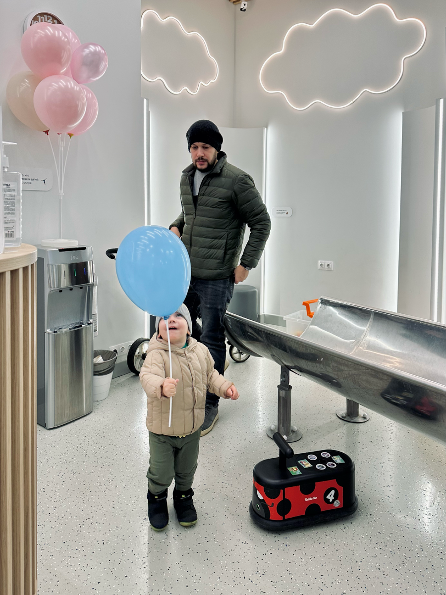 Довольный человек вышел от стоматолога. 