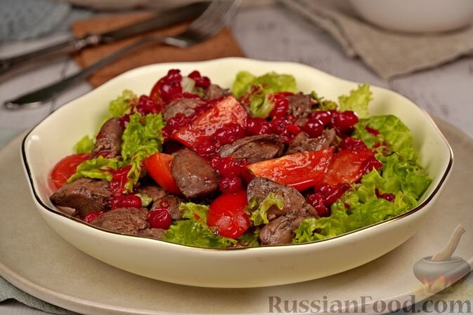 печень куриная, помидоры, листья салата, масло растительное, перец чёрный молотый, соль, клюква, мёд, сок апельсиновый, корица молотая