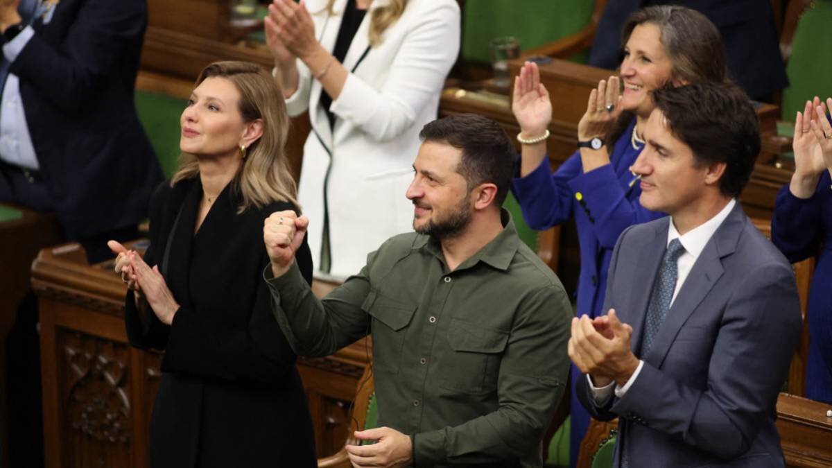    Президент Украины Владимир Зеленский (в центре) и премьер-министр Канады Джастин Трюдо (справа) аплодируют нацистскому преступнику Ярославу Гуньке / Фото: Doyle Patrick / CP / ABACA / ТАСС