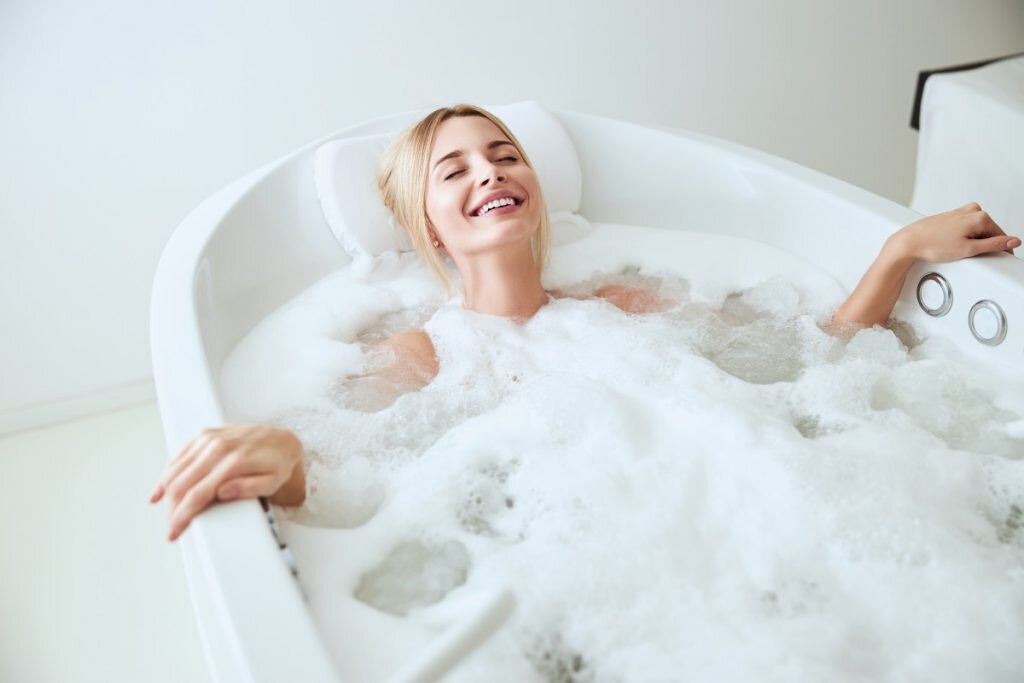 Bồn tắm không chỉ là nơi để làm sạch cơ thể mà còn là không gian thư giãn, giúp bạn tận hưởng những giây phút riêng tư và thoải mái.-2