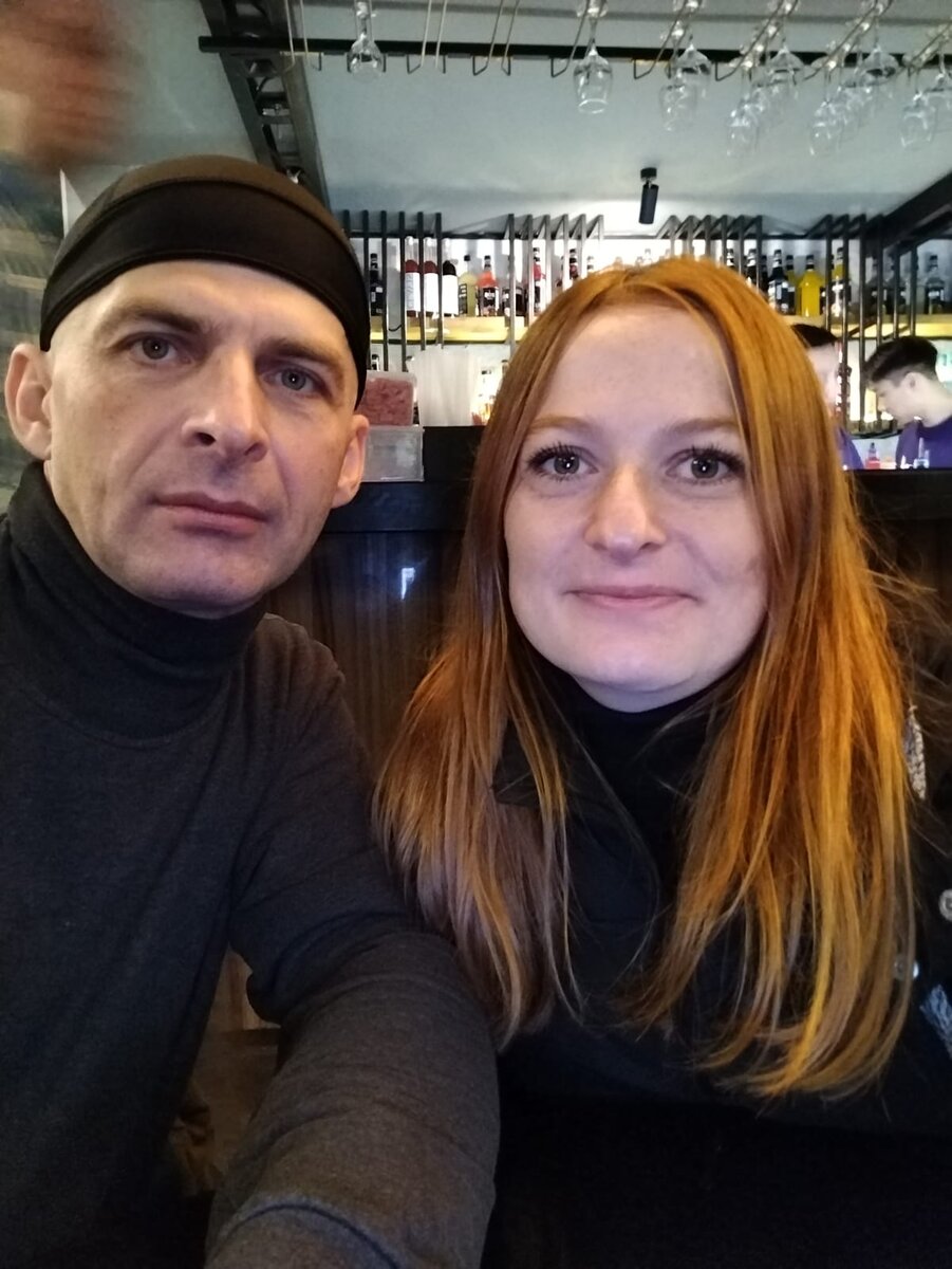 Я с Еленой в кафе. Извиняюсь за наш вид, но мне был больше интересен разговор с подругой, чем фотосъёмка. Фото сделано по сути "на ходу"