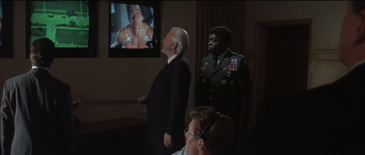 Проблемой займутся военные. Кадр из фильма "Кукловоды", 1994 г.