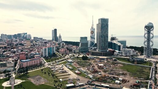 Визитная карточка Батуми: небоскреб Batumi Tower с колесом обозрения