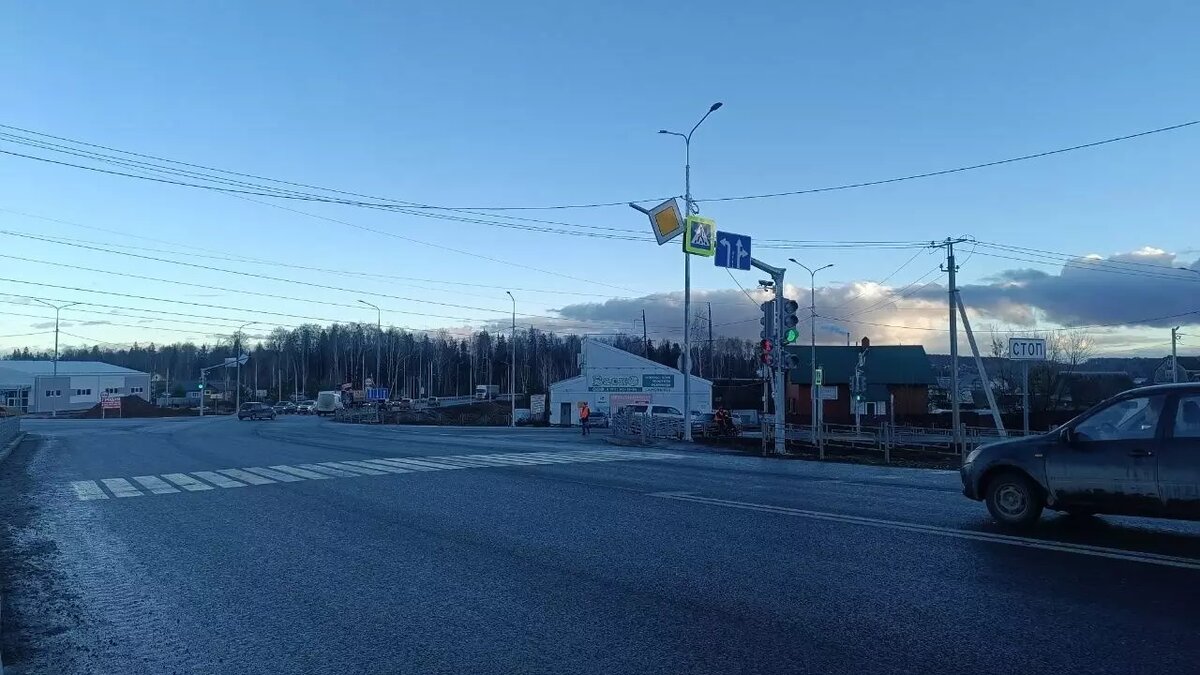     В Завьяловском районе Удмуртии отремонтировали перекресток на 10-м километре дороги «Окружная Ижевска — пос. Сокол». Теперь там появились новые полосы для движения.