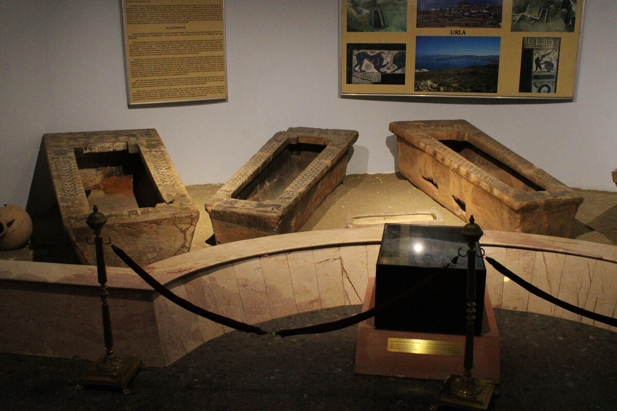 Много гробов