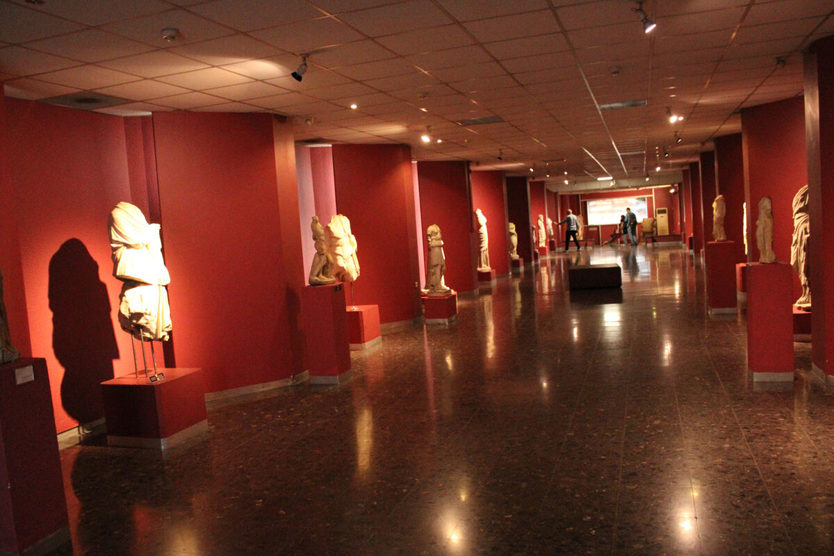 В музее так