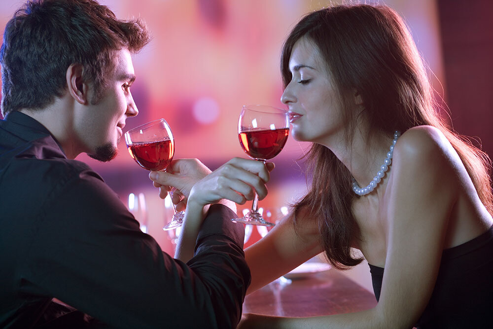 Вечер молодой. Девушка и парень с вином. Мужчина и женщина с бокалами. Мужчина и женщина пьют вино. Парень и девушка с бокалом.