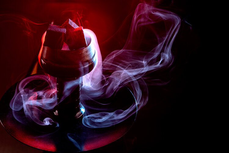    Пока в России всячески обсуждаются идеи о запрете модных у молодежи вейпов, а в магазинах уже с сентября ввели запрет на открытую выкладку и демонстрацию устройств для потребления никотиносодержащей продукции, кальянная индустрия, напротив, расцветает Фото: Image by Freepik