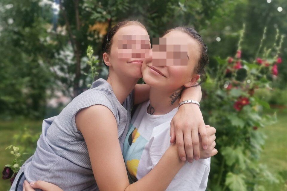 Маша и Катя до сих пор держатся вместе. Фото: Алена ПЯТЕНОК.