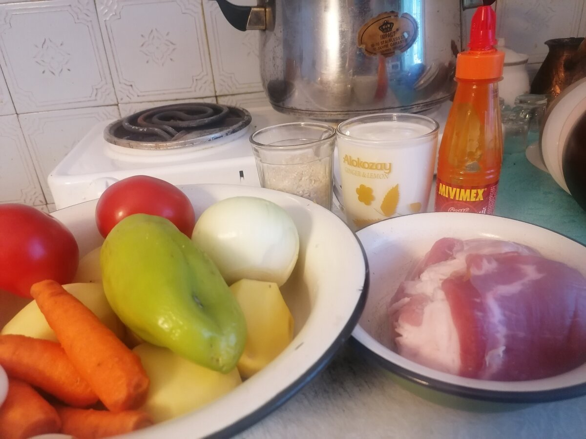 Забыла купить сегодня зелень и острый перец. Так что обходиться буду без них. Морковь очень мелкая, поэтому взяла 4 штуки.