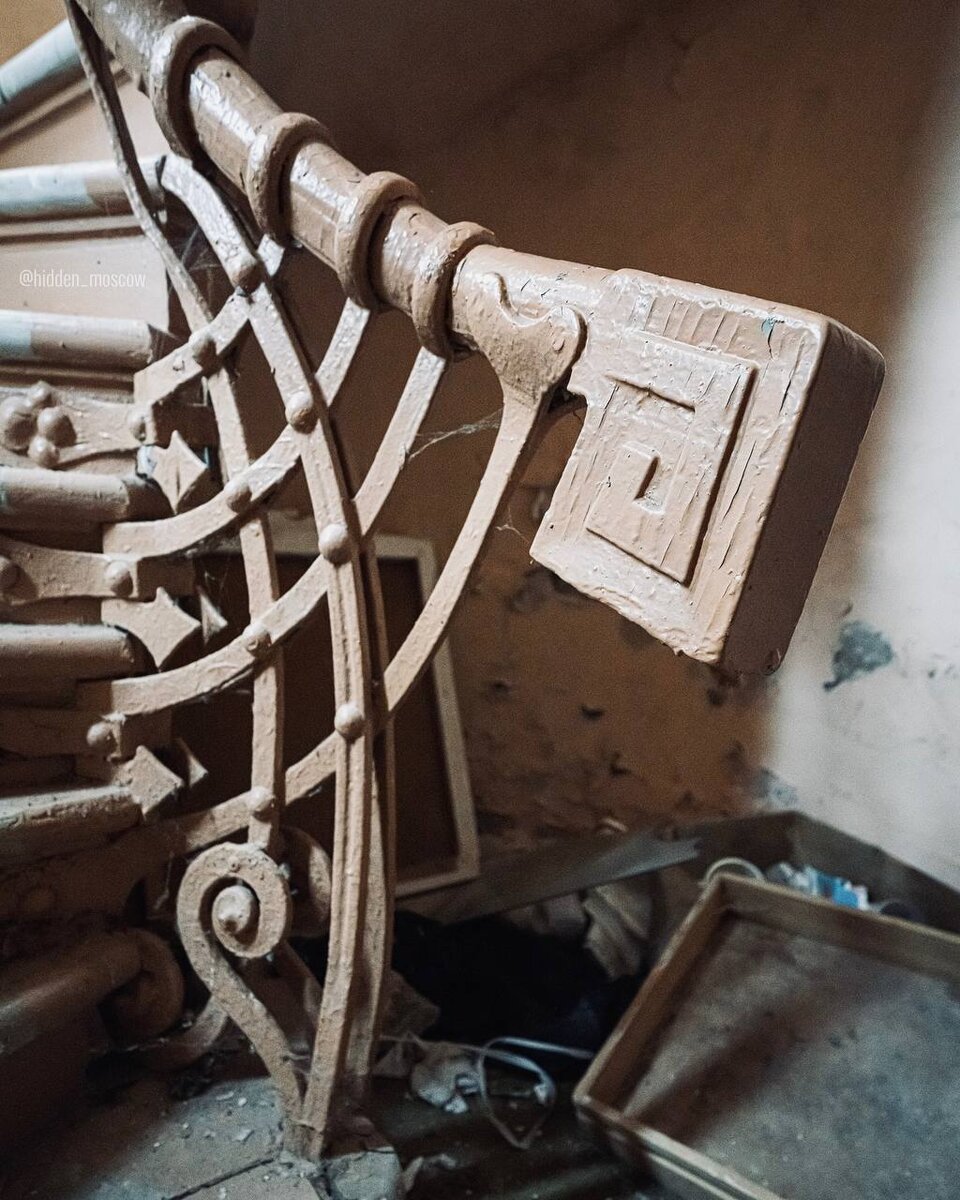 Фрагмент лестницы в усадьбе Воробьево, нынешнее состояние.